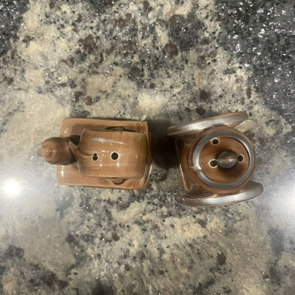 Vintage Spinning Wheel and Coffee Grinder Salt and Pepper Shakers - Enesco Japan - Picture 8 of 9